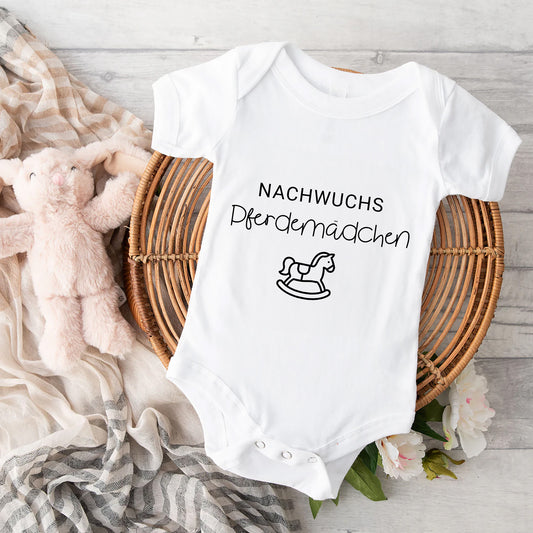 Body Strampler "Nachwuchs Pferdemädchen" | Baby, Geburt, Geschenk, Geburtstag