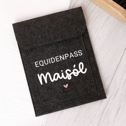 Equidenpasshülle mit Name für Pferde-Pass als Geschenk für Reiter und Pferd | personalisierte Pferdepass-Hülle | Wunschtext